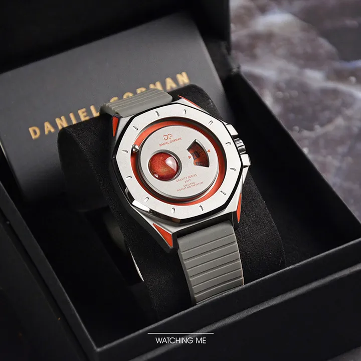 DANIEL GORMAN ｜萬有引力系列 DG0132KM ｜火星款 灰橘框 灰色矽膠錶帶左側展示