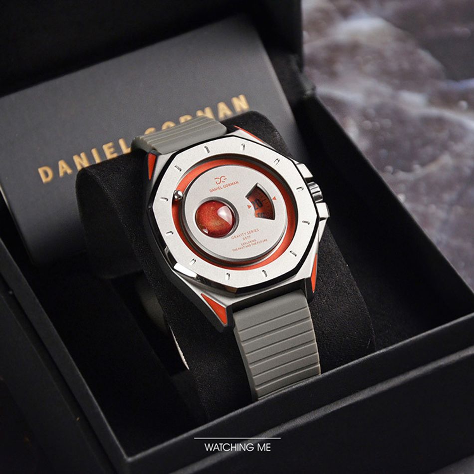 DANIEL GORMAN ｜萬有引力系列 DG0132KM ｜火星款 灰橘框 灰色矽膠錶帶左側展示