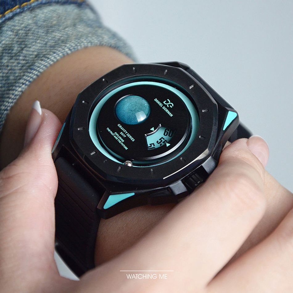DANIEL GORMAN ｜萬有引力系列 DG0132KU ｜天王星款 水藍色+黑色框 黑色矽膠錶帶配戴細節