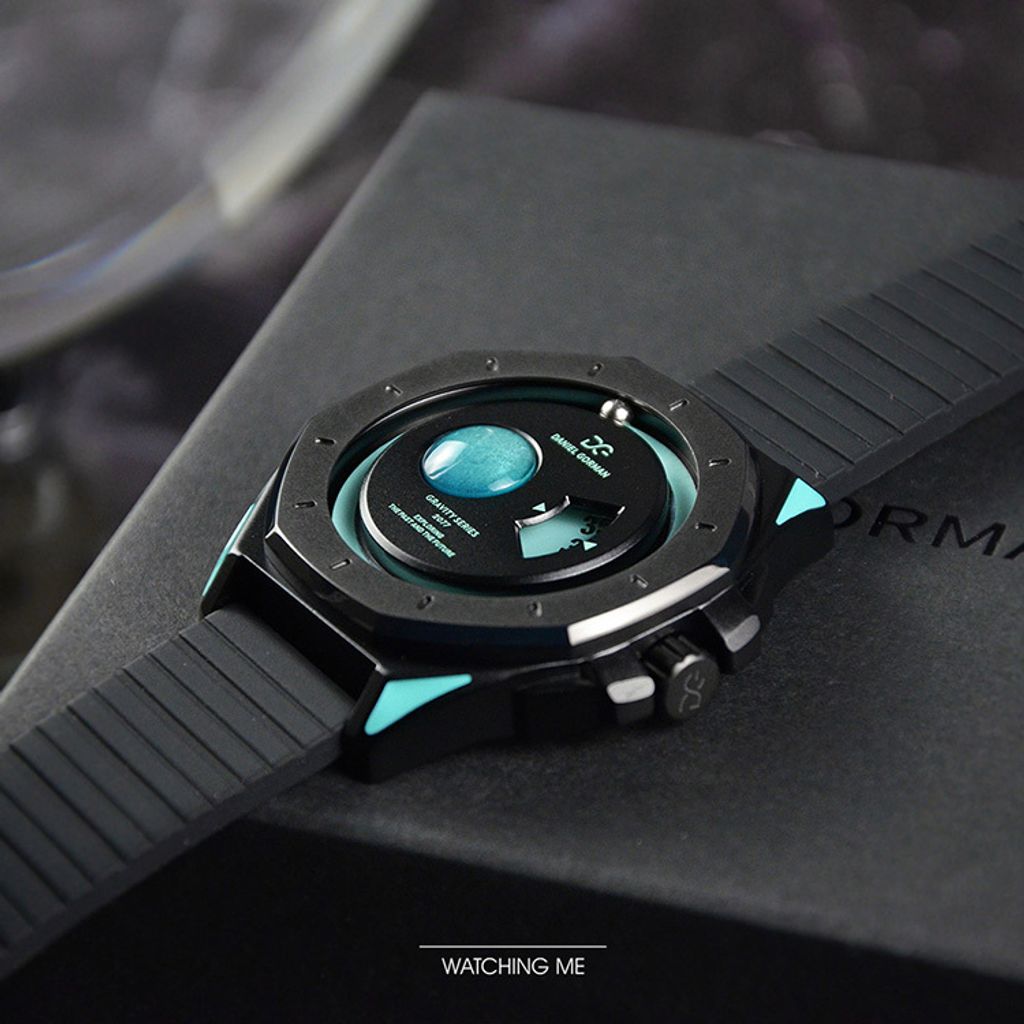 DANIEL GORMAN ｜萬有引力系列 DG0132KU ｜天王星款 水藍色+黑色框 黑色矽膠錶帶右側展示