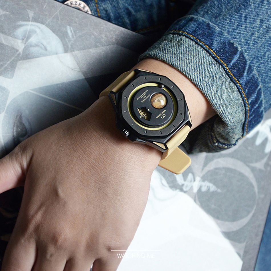 DANIEL GORMAN ｜萬有引力系列 DG0132KB ｜土星款 卡其色+黑框 卡其色矽膠錶帶配戴展示