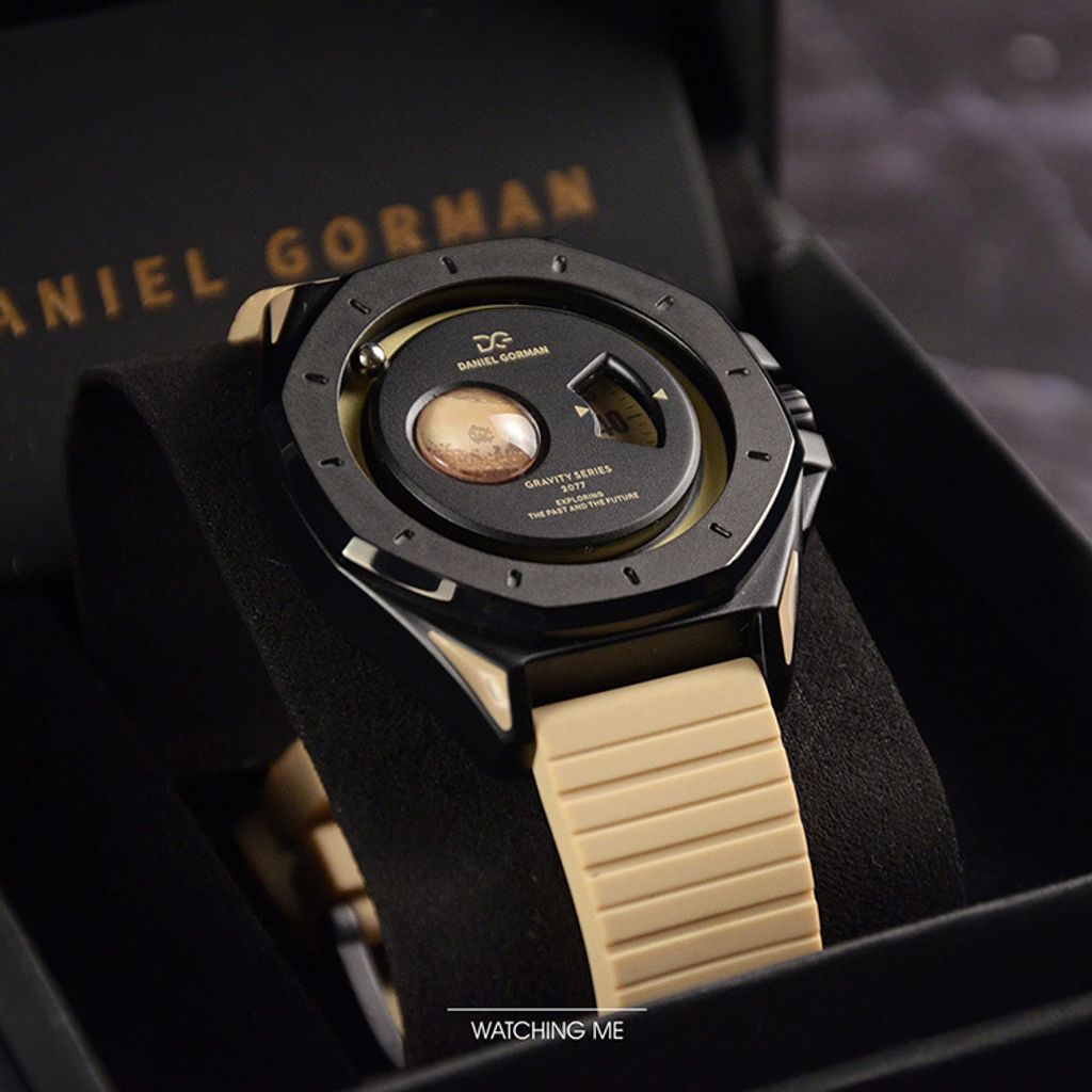 DANIEL GORMAN ｜萬有引力系列 DG0132KB ｜土星款 卡其色+黑框 卡其色矽膠錶帶左側展示