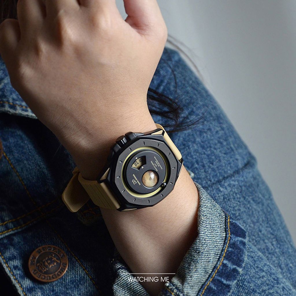 DANIEL GORMAN ｜萬有引力系列 DG0132KB ｜土星款 卡其色+黑框 卡其色矽膠錶帶配戴細節