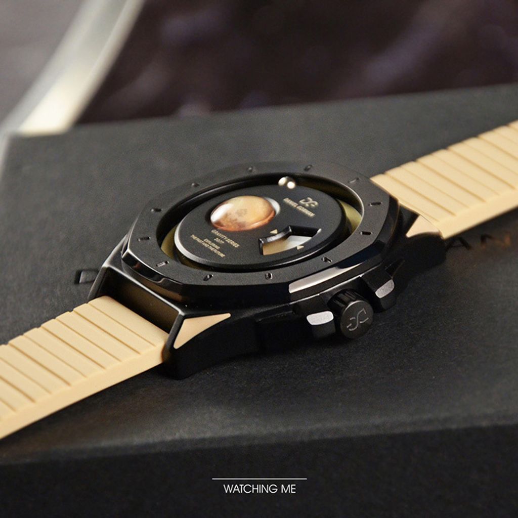 DANIEL GORMAN ｜萬有引力系列 DG0132KB ｜土星款 卡其色+黑框 卡其色矽膠錶帶側面