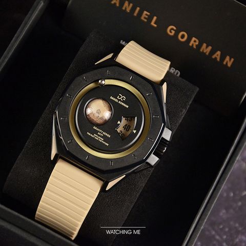 DANIEL GORMAN ｜萬有引力系列 DG0132KB ｜土星款 卡其色+黑框 卡其色矽膠錶帶右側展示