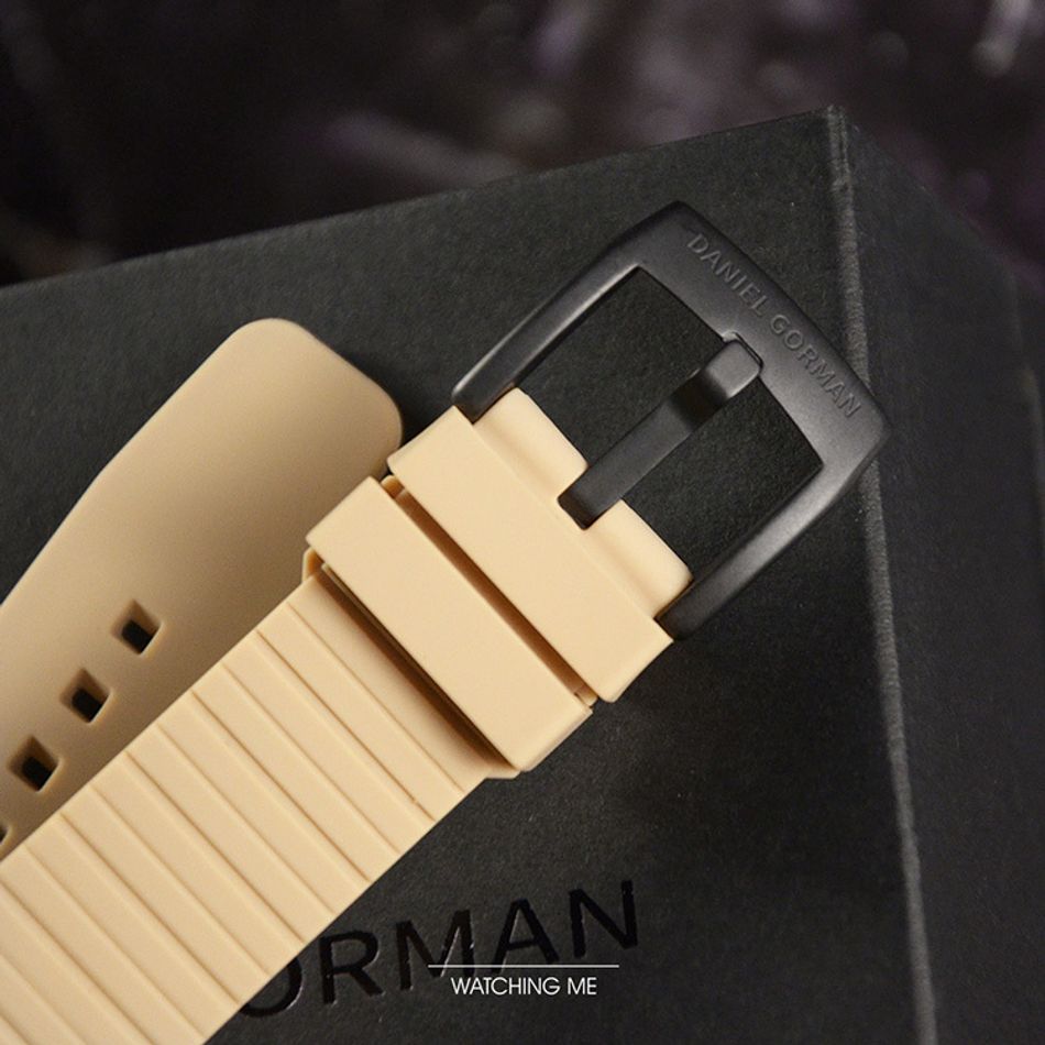 DANIEL GORMAN ｜萬有引力系列 DG0132KB ｜土星款 卡其色+黑框 卡其色矽膠錶帶錶帶細節