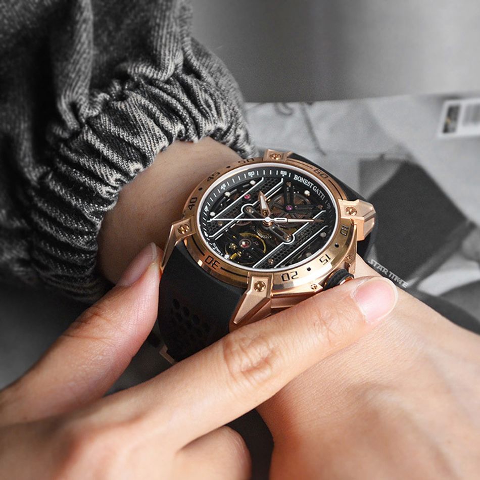 BONEST GATTI 布加迪 | 宇宙系列 BG5805-A1 | 黑金款 鏤空面盤 黑色氟橡膠錶帶 自動上鍊機械腕錶配戴細節