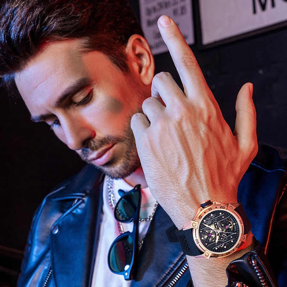 BONEST GATTI 布加迪 | 宇宙系列 BG5805-A1 | 黑金款 鏤空面盤 黑色氟橡膠錶帶 自動上鍊機械腕錶配戴參考