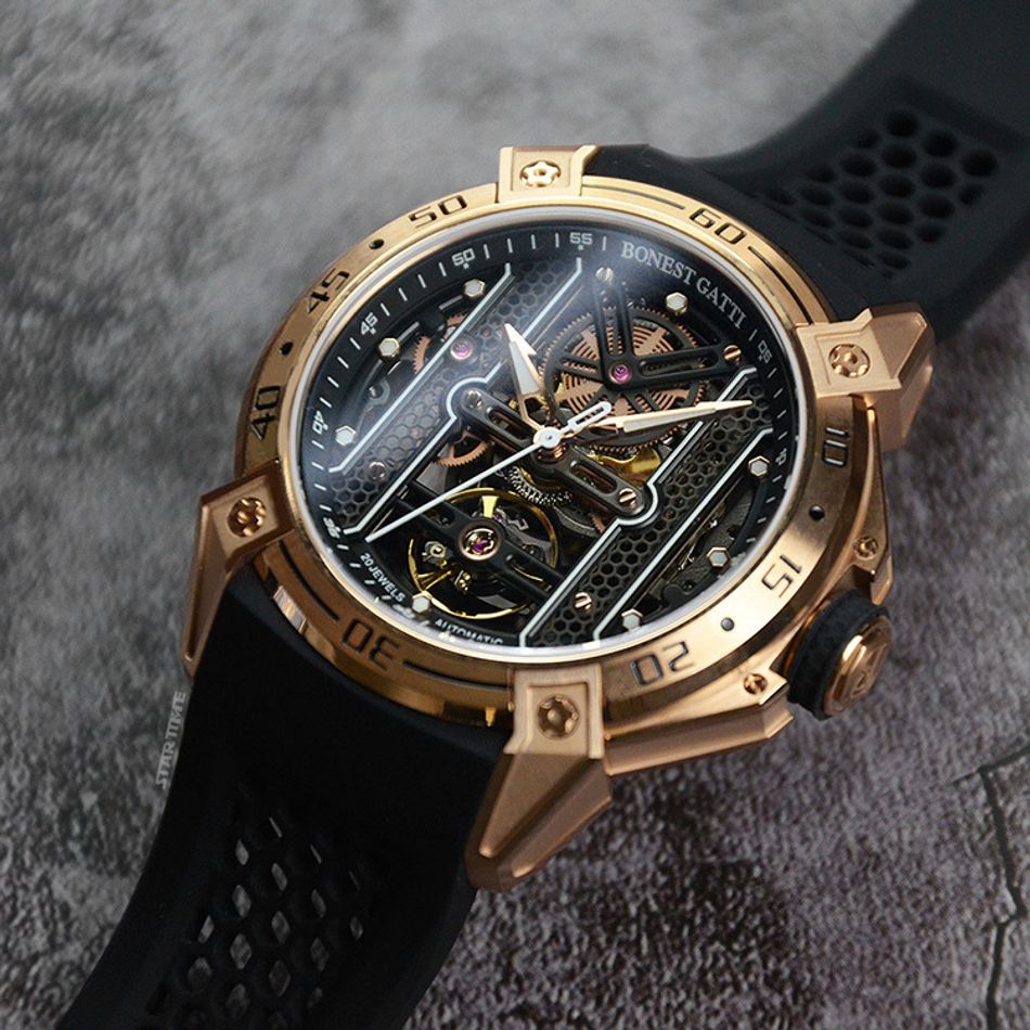 BONEST GATTI 布加迪 | 宇宙系列 BG5805-A1 | 黑金款 鏤空面盤 黑色氟橡膠錶帶 自動上鍊機械腕錶右側系細節