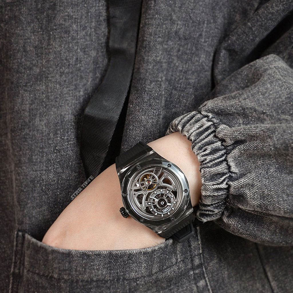 BONEST GATTI 布加迪 | 馳風競速系列 BG5807-A1 | 黑色 黑框 鏤空酒桶造型 氟橡膠錶帶 自動上鍊機械腕錶 45mm實戴細節