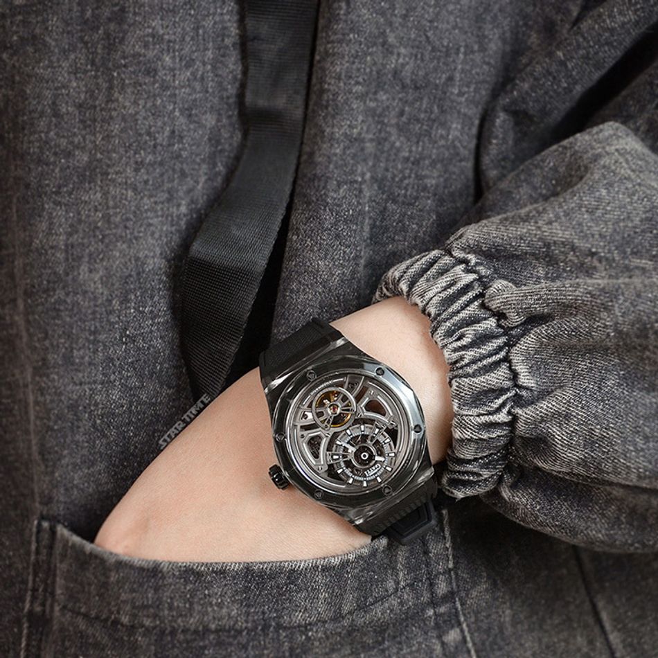 BONEST GATTI 布加迪 | 馳風競速系列 BG5807-A1 | 黑色 黑框 鏤空酒桶造型 氟橡膠錶帶 自動上鍊機械腕錶 45mm實戴細節