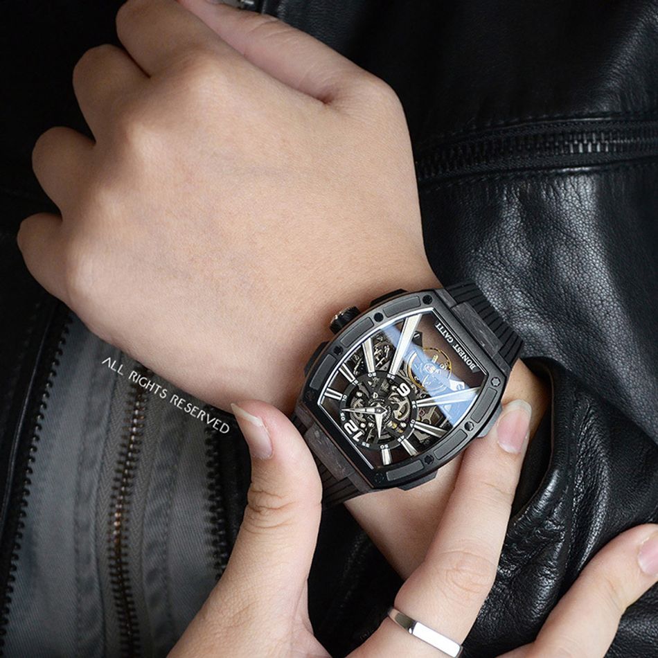 BONEST GATTI 布加迪 | 馳風競速系列 BG9950-A1 | 黑色 黑框 鏤空酒桶造型 氟橡膠錶帶 自動上鍊機械腕錶 42mm實戴細節