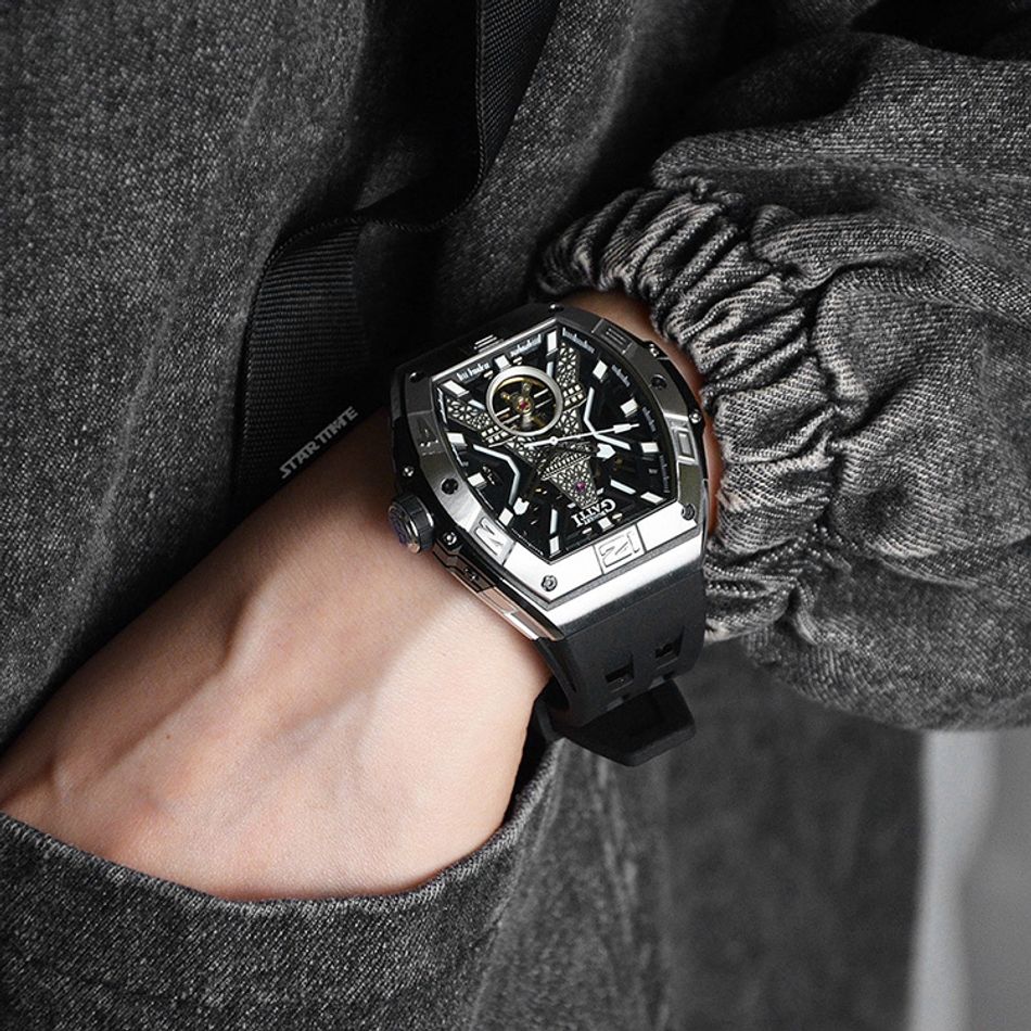 BONEST GATTI 布加迪 | 王者裝置系列 BG9970-A2 | 黑色 銀框 巴黎鐵塔造型面盤 氟橡膠錶帶 自動上鍊機械腕錶 45mm實戴細節