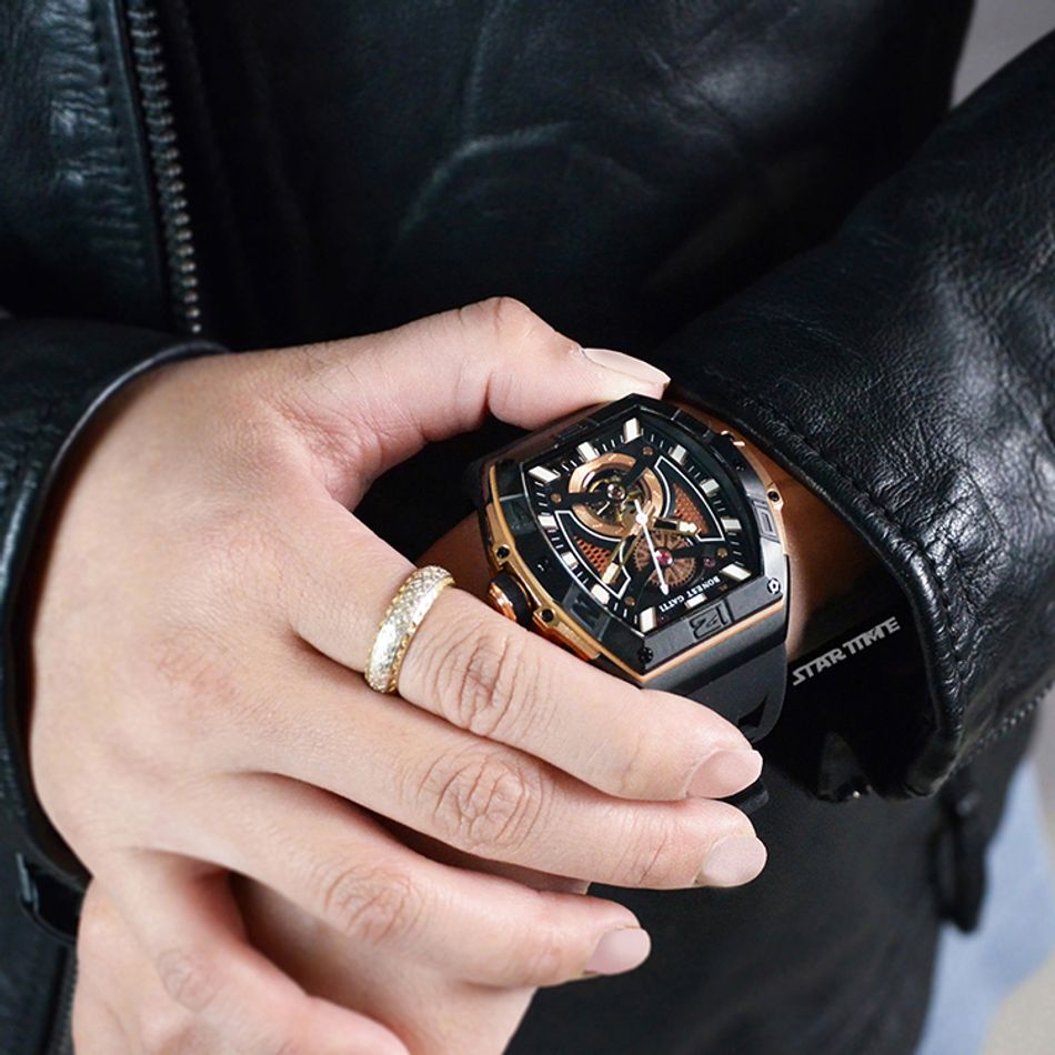 BONEST GATTI 布加迪 | 無畏時速系列 BG5701-A2 | 黑色 銀框 鏤空酒桶造型 氟橡膠錶帶 自動上鍊機械腕錶 45mm實戴細節