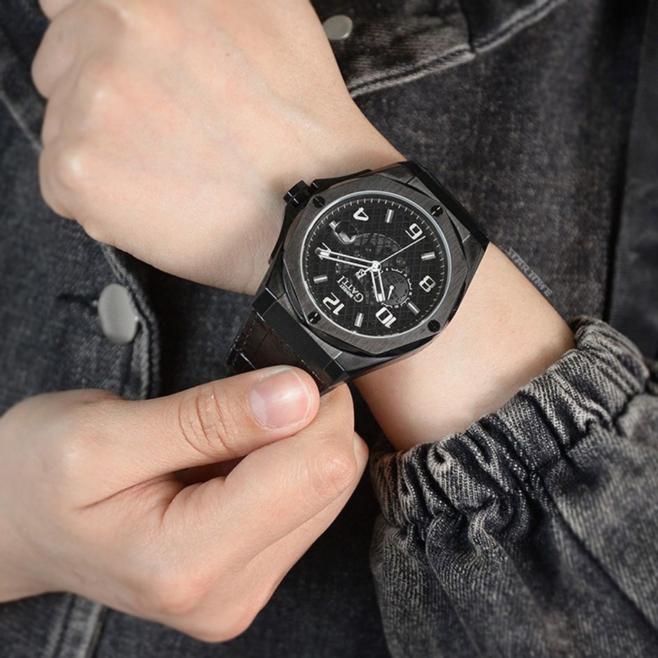 BONEST GATTI 布加迪 | 宇宙系列 BG8701-B2 | 黑框  皮革+橡膠錶帶 自動上鍊機械腕錶 45mm配戴細節