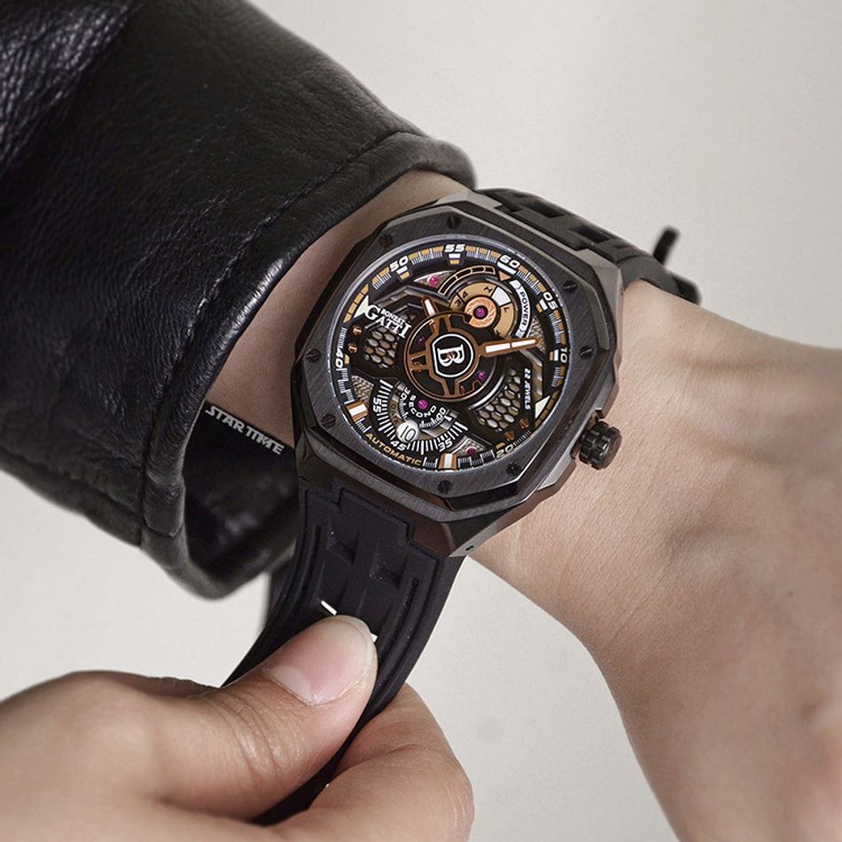 布加迪 | 宇宙系列 BG5801-A2 | 黑色黑框 皮革+橡膠錶帶 自動上鍊機械腕錶 42mm配戴細節