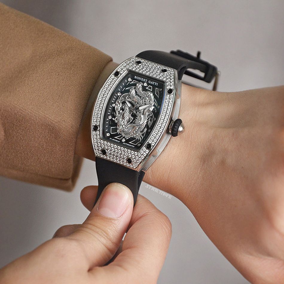 BONEST GATTI 布加迪 | 偉大傳奇系列 BG9910-A2 | 鳳凰晶鑽銀框款 鏤空酒桶造型 氟橡膠錶帶 自動上鍊機械腕錶 35mm實戴細節