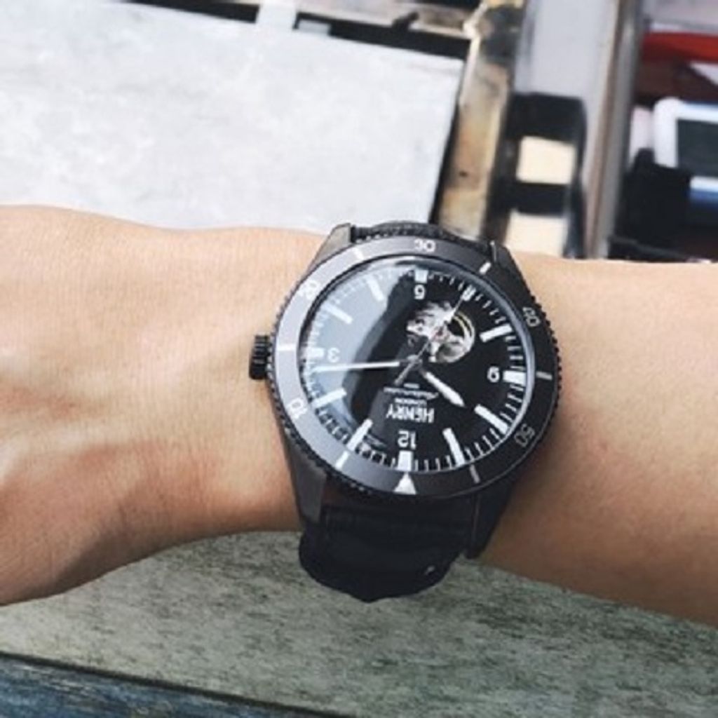 HENRY LONDON | HL42-AS-0332 | 灰鋼黑面機械黑膠帶腕錶實戴細節