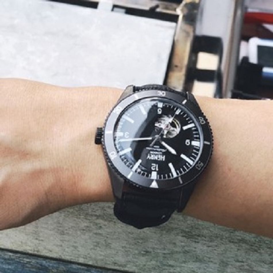 HENRY LONDON | HL42-AS-0332 | 灰鋼黑面機械黑膠帶腕錶實戴細節