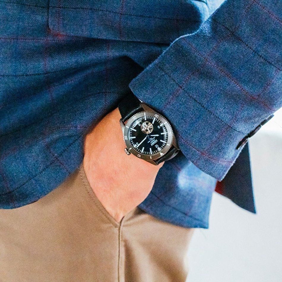 HENRY LONDON | HL42-AS-0332 | 灰鋼黑面機械黑膠帶腕錶實戴參考