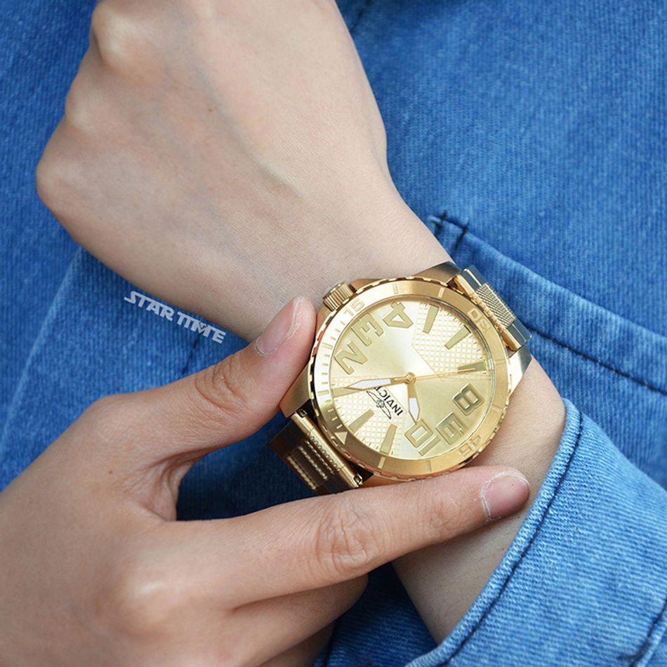 INVICTA ｜Speedway 46306｜金色面 不鏽鋼錶帶 石英錶配戴細節