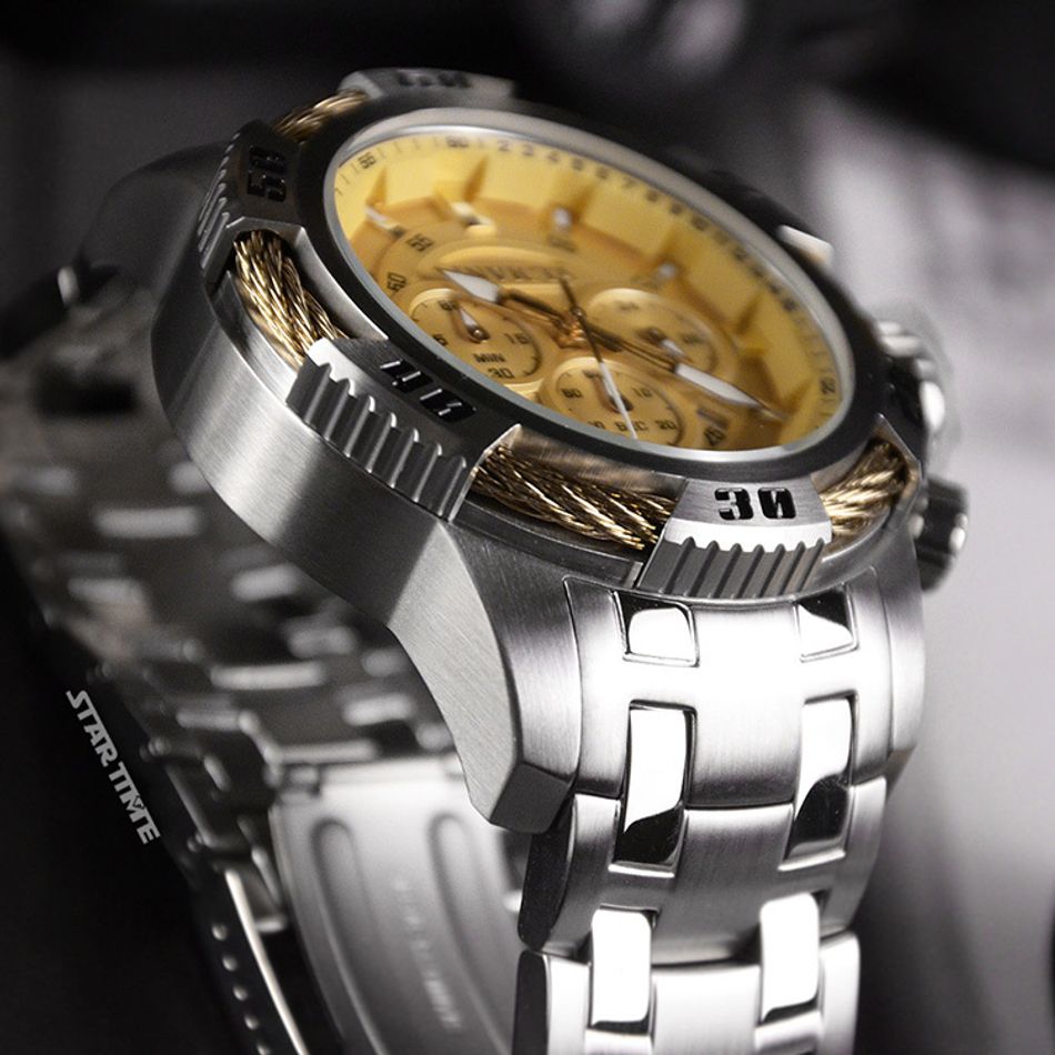 INVICTA ｜Speedway 49119｜三眼計時 金面 銀色不鏽鋼錶帶 鋼索造型 石英錶左側展示