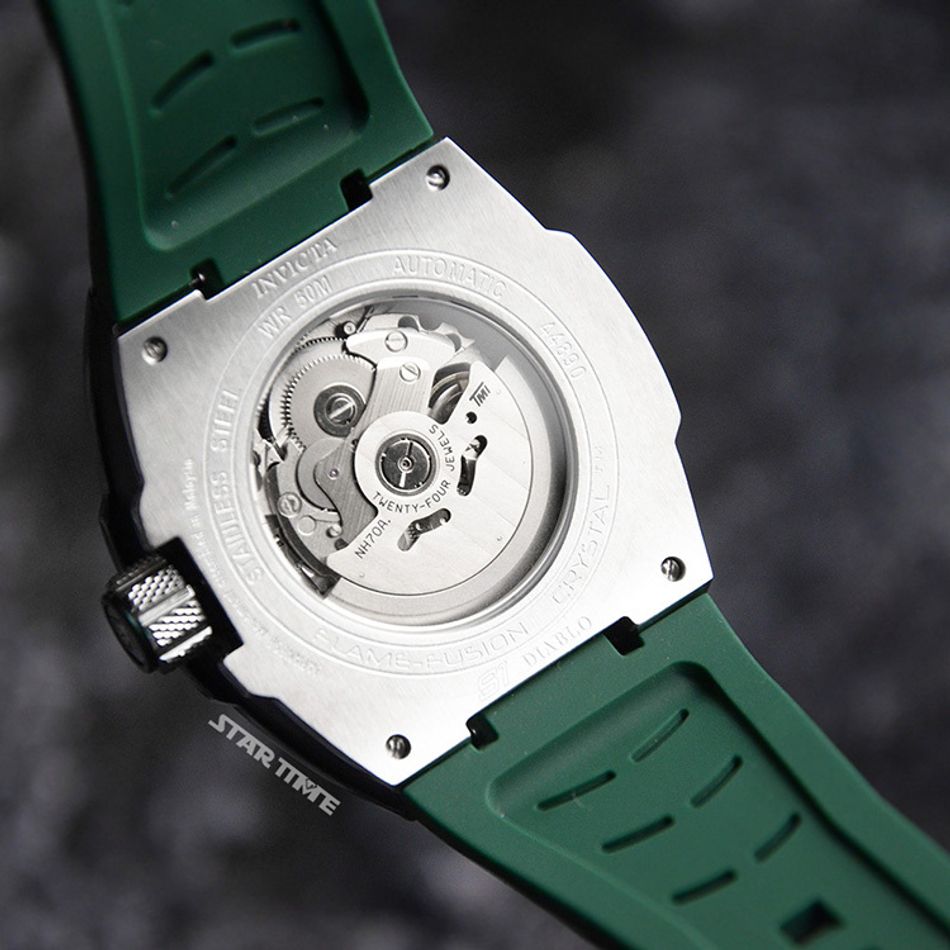 INVICTA ｜S1 Rally Store Exclusive 44890｜黑面 軍綠色矽膠錶帶 酒桶造型 自動上鍊機械錶背面展示