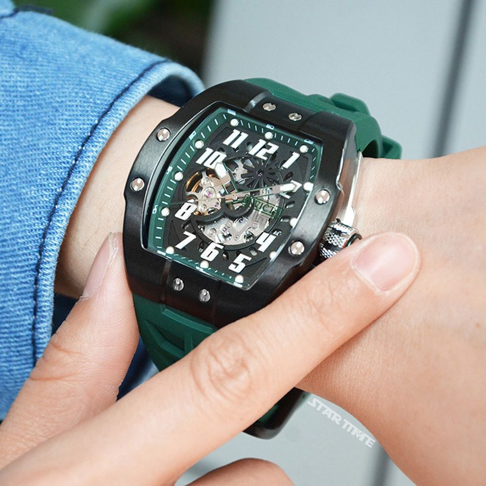 INVICTA ｜S1 Rally Store Exclusive 44890｜黑面 軍綠色矽膠錶帶 酒桶造型 自動上鍊機械錶實戴細節