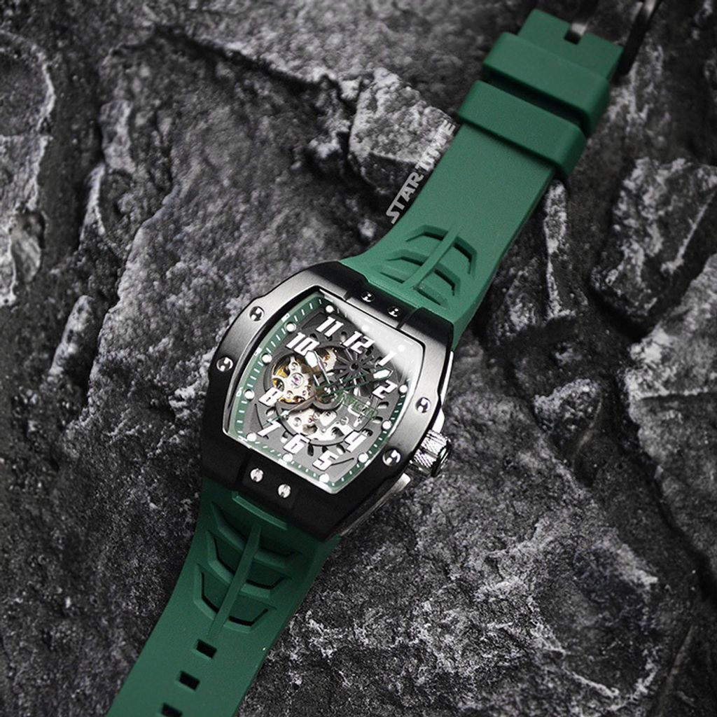 INVICTA ｜S1 Rally Store Exclusive 44890｜黑面 軍綠色矽膠錶帶 酒桶造型 自動上鍊機械錶平攤展示