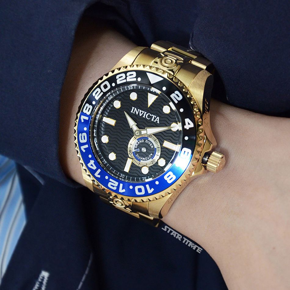 INVICTA ｜Pro Diver 47298｜ 黑面 黑藍框 金色不鏽鋼錶帶 小秒盤 自動上鍊機械錶實戴細節