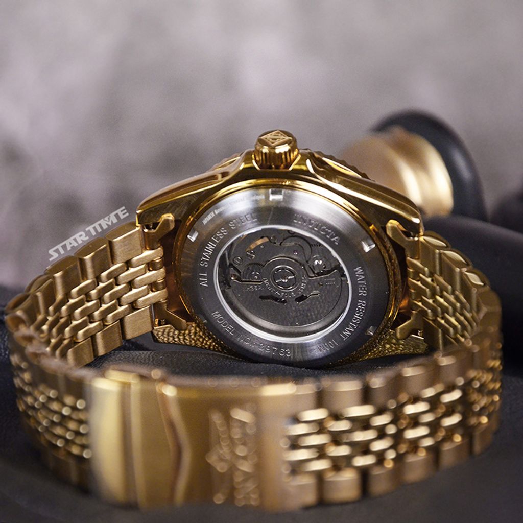 INVICTA ｜Pro Diver 39763｜黑面黑綠框 金色不鏽鋼錶帶 自動上鍊機械錶背面展示