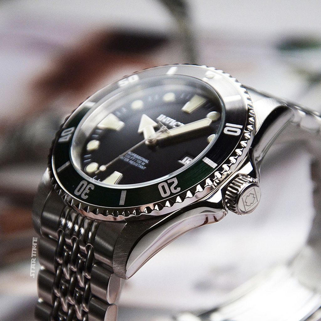 INVICTA ｜Pro Diver 39753｜黑面綠黑框 銀色不鏽鋼錶帶 自動上鍊機械錶右側展示