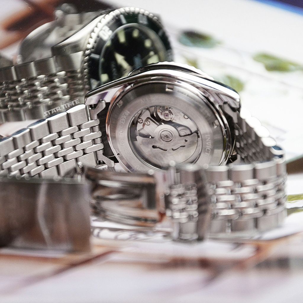 INVICTA ｜Pro Diver 39753｜黑面綠黑框 銀色不鏽鋼錶帶 自動上鍊機械錶背面展示