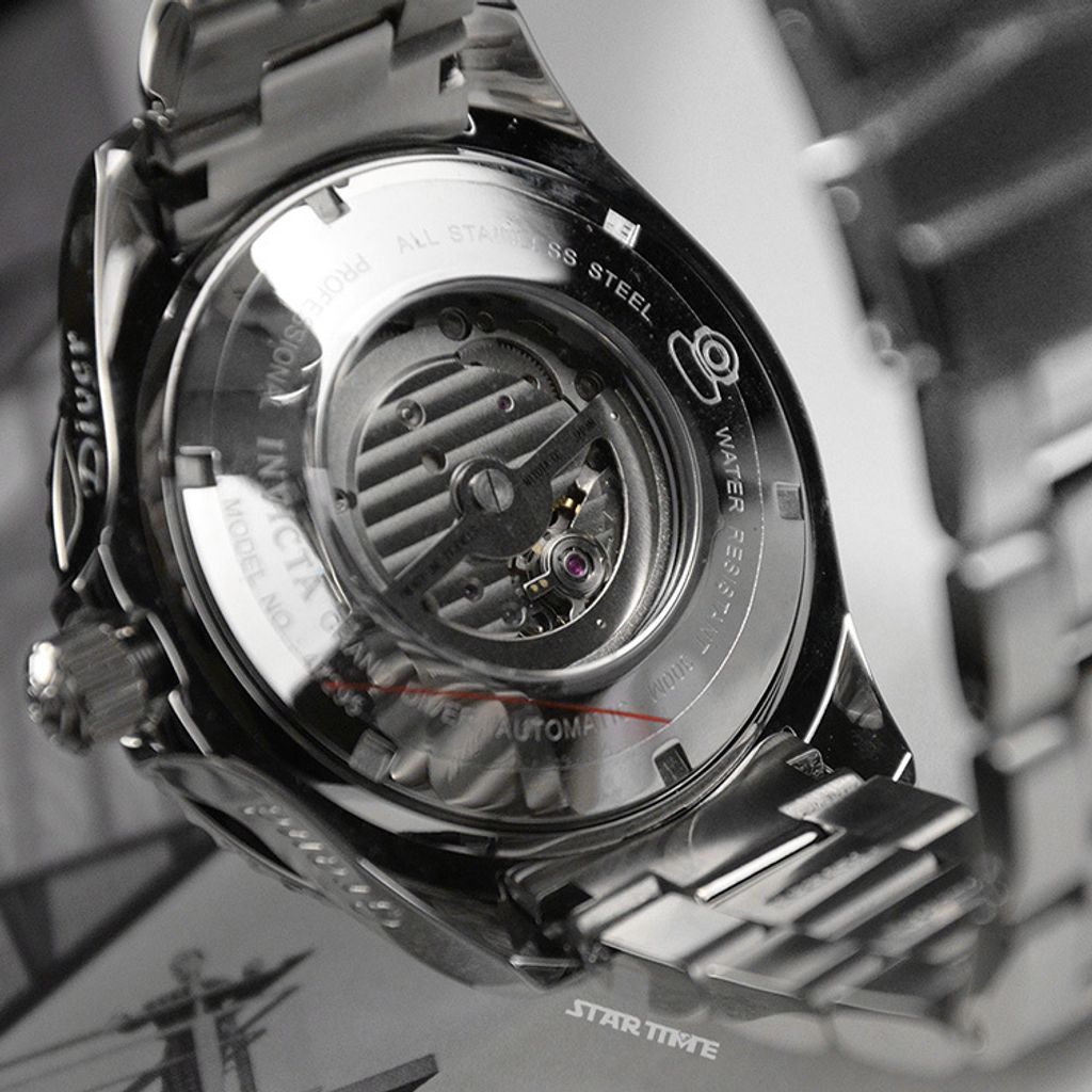 INVICTA ｜Pro Diver 47296｜黑面綠黑框 銀色不鏽鋼錶帶 小秒盤 自動上鍊機械錶背面展示