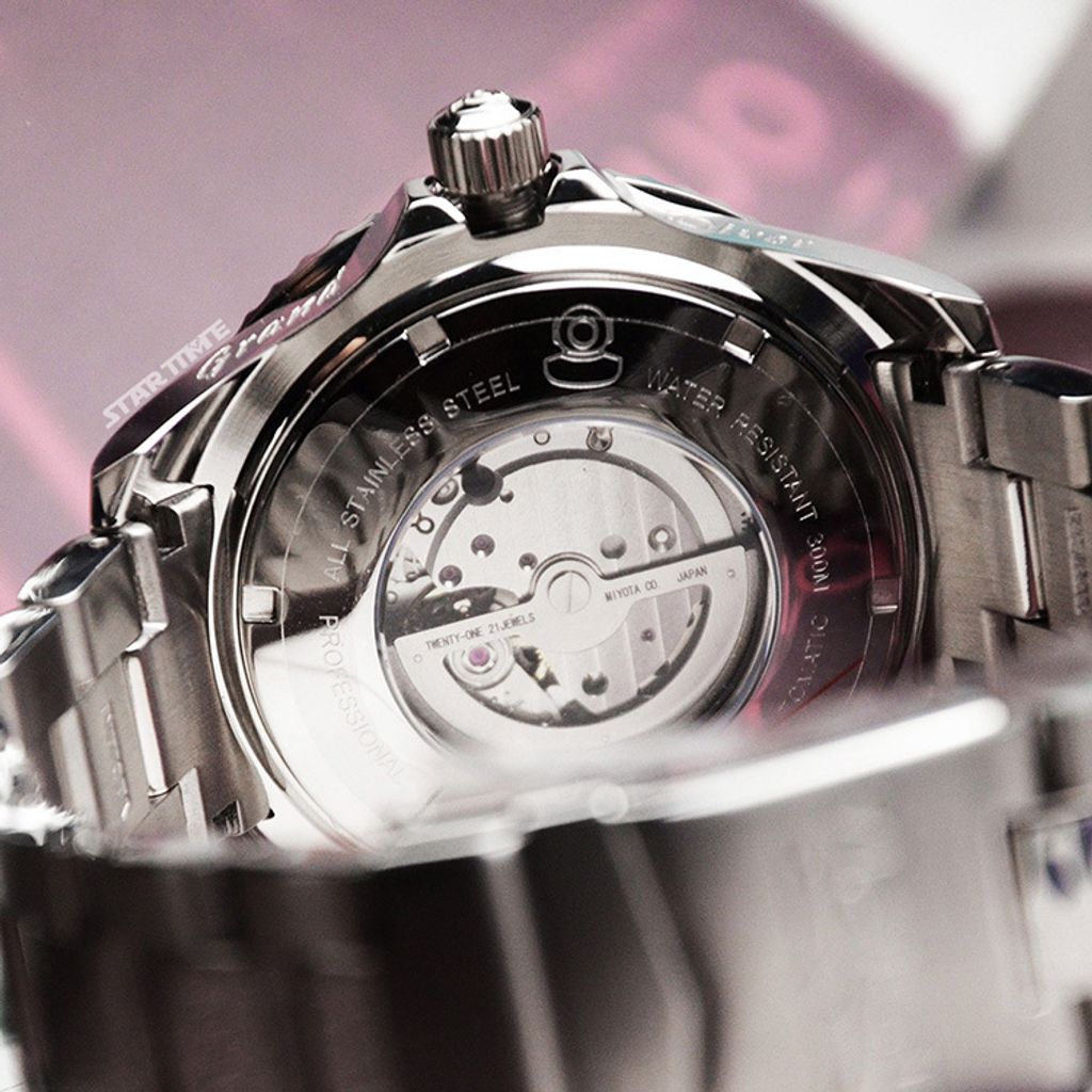 INVICTA ｜Pro Diver 47302｜黑面紅黑框 銀色不鏽鋼錶帶 兩眼小秒盤 自動上鍊機械錶背面展示