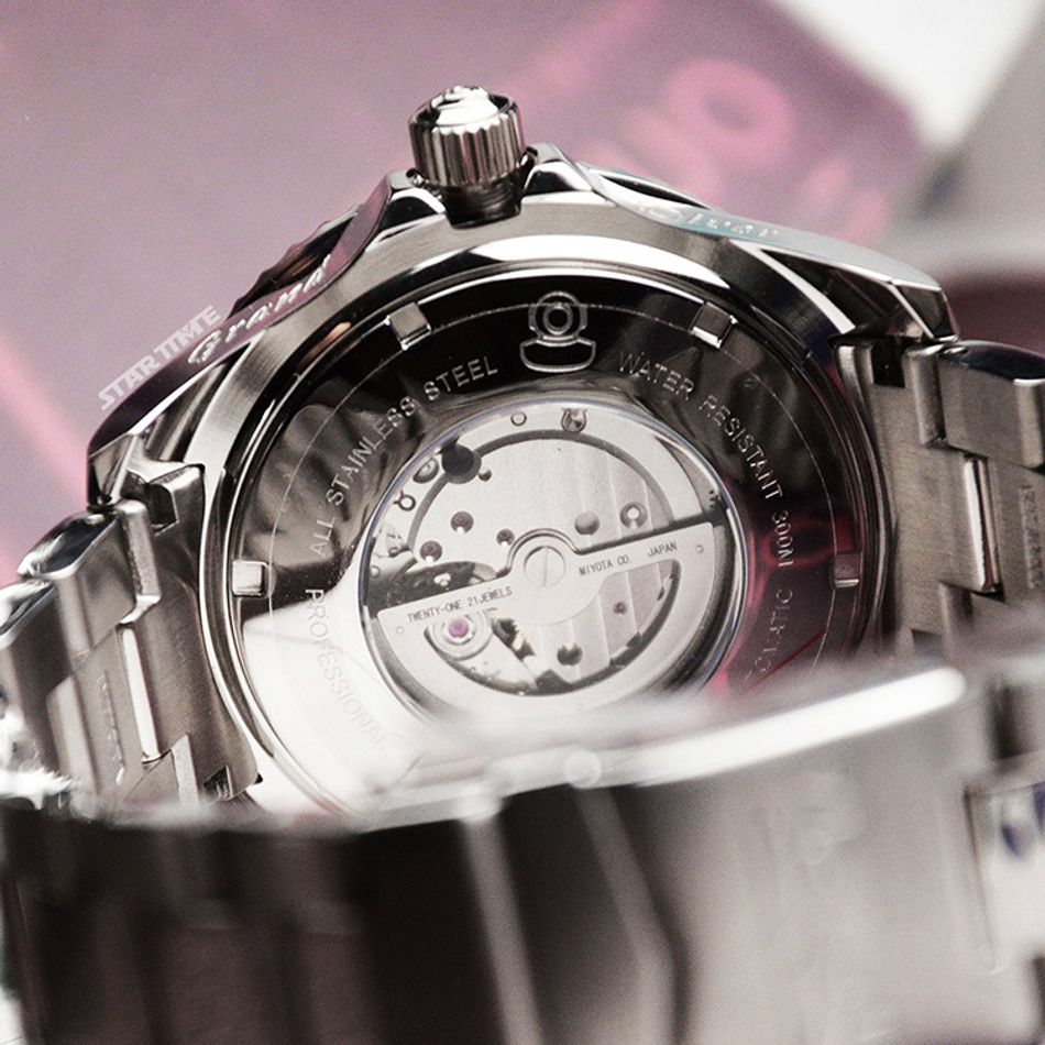 INVICTA ｜Pro Diver 47302｜黑面紅黑框 銀色不鏽鋼錶帶 兩眼小秒盤 自動上鍊機械錶背面展示