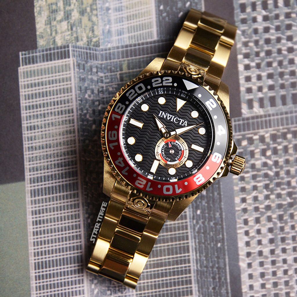 INVICTA ｜Pro Diver 47299｜黑面紅黑框 金色不鏽鋼錶帶 小秒盤 自動上鍊機械錶正面展示