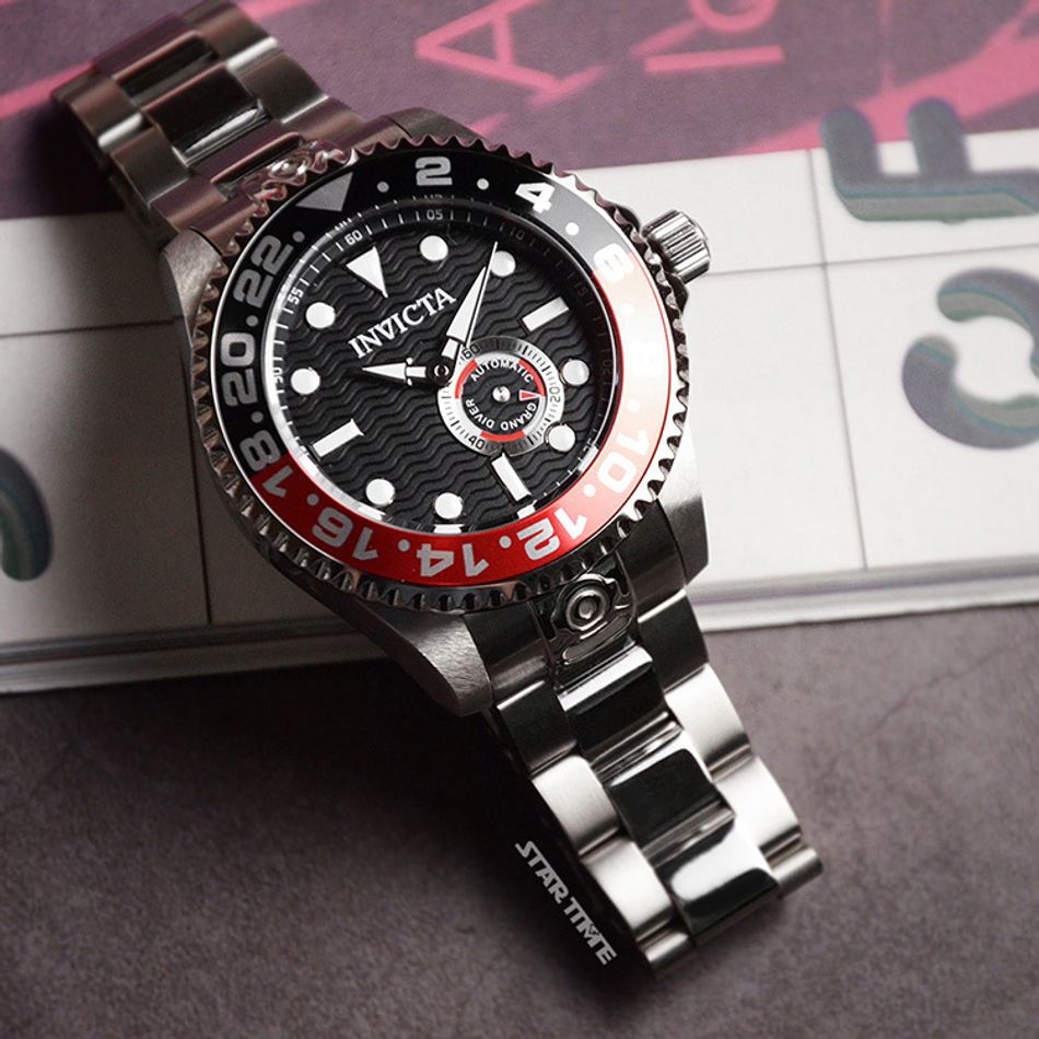 INVICTA ｜Pro Diver 47297｜黑面紅黑框 金色不鏽鋼錶帶 小秒盤 自動上鍊機械錶側面展示