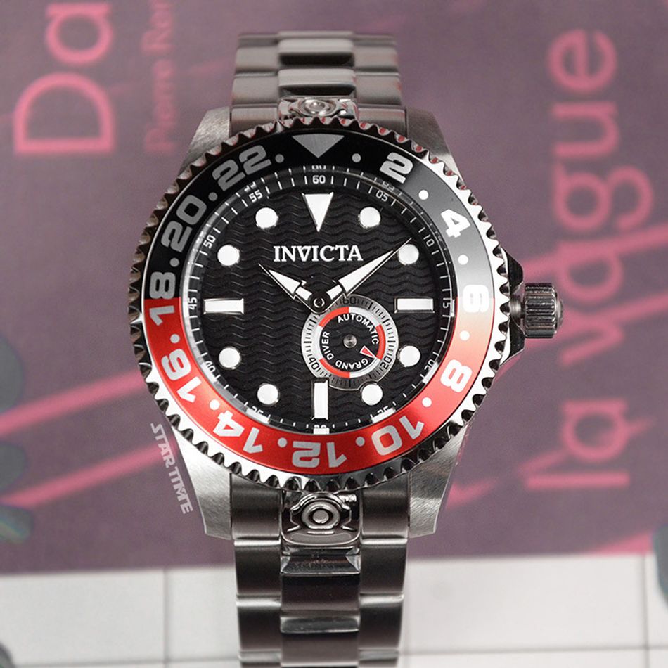 INVICTA ｜Pro Diver 47297｜黑面紅黑框 金色不鏽鋼錶帶 小秒盤 自動上鍊機械錶正面展示