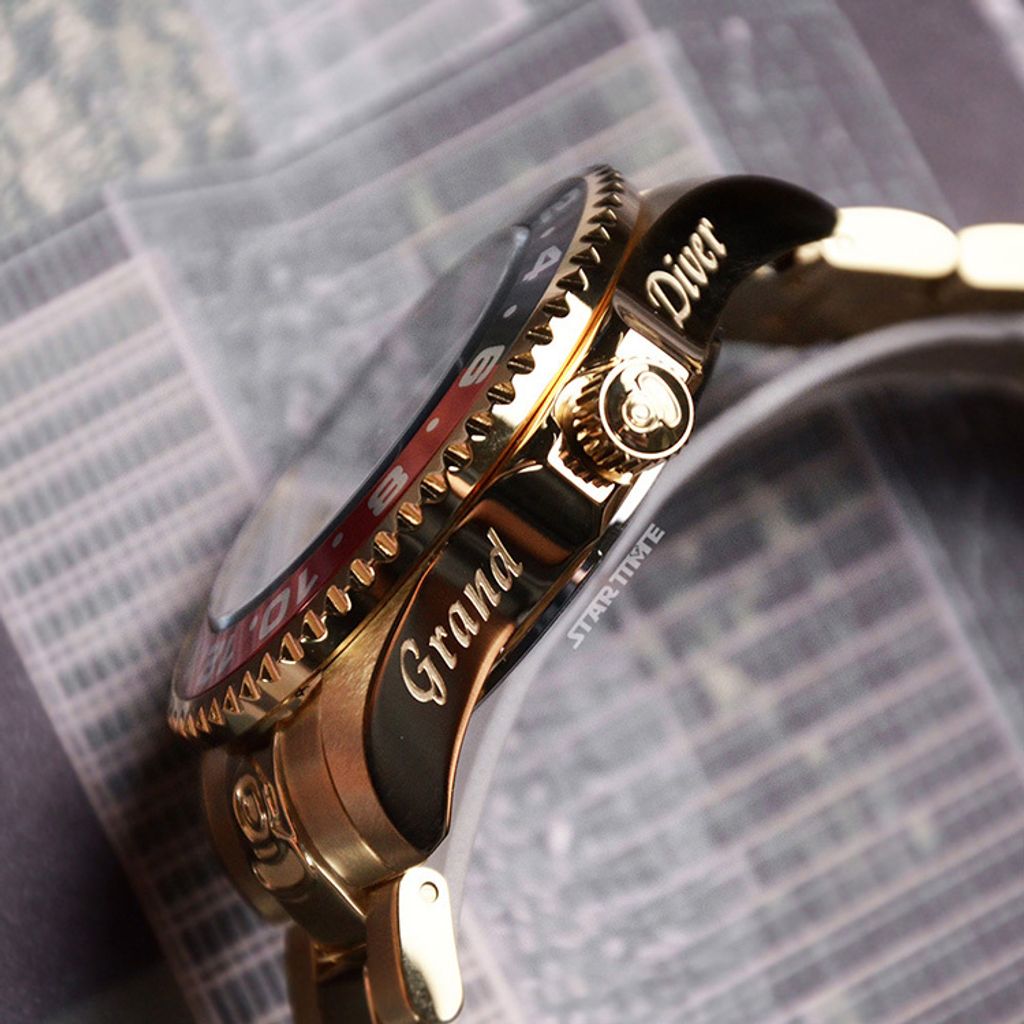 INVICTA ｜Pro Diver 47304｜黑面紅黑框 金色不鏽鋼錶帶 兩眼小秒盤 自動上鍊機械錶側面展示