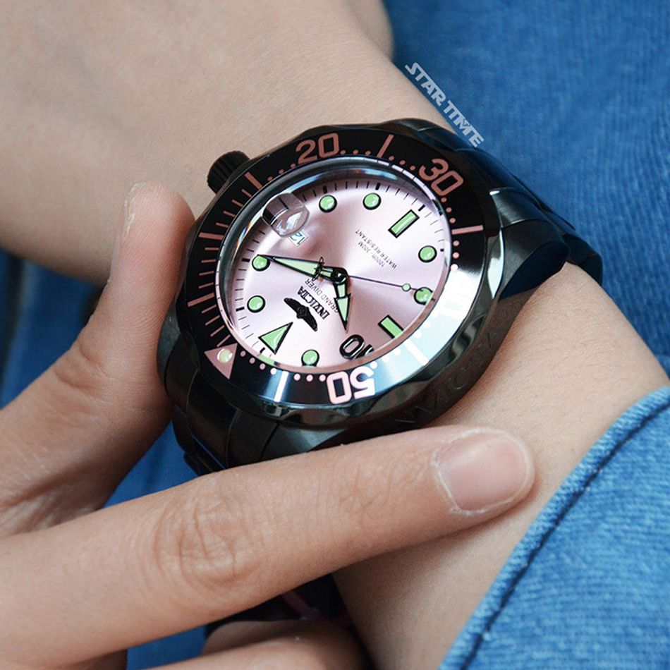 INVICTA ｜Pro Diver Miami Edition 47187｜粉紅色面 黑框 黑色不鏽鋼錶帶 夜光刻度 自動上鍊機械錶實戴細節