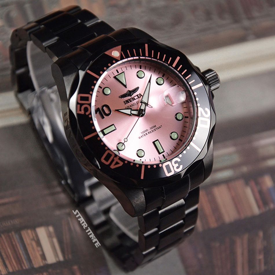 INVICTA ｜Pro Diver Miami Edition 47187｜粉紅色面 黑框 黑色不鏽鋼錶帶 夜光刻度 自動上鍊機械錶左側展示