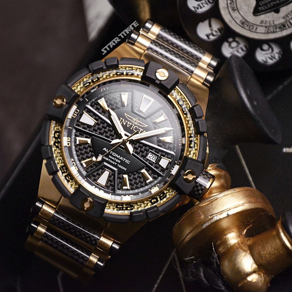 INVICTA ｜Bolt 38138｜黑金色系 不鏽鋼+碳纖維錶帶 55mm大錶徑 自動上鍊機械錶正面展示