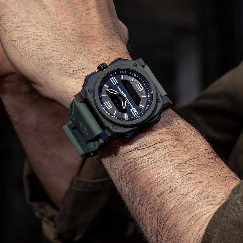 INF4NTRY | REVO47-AD01-GN | 方殼腕錶 機械鏤空 男錶實戴細節