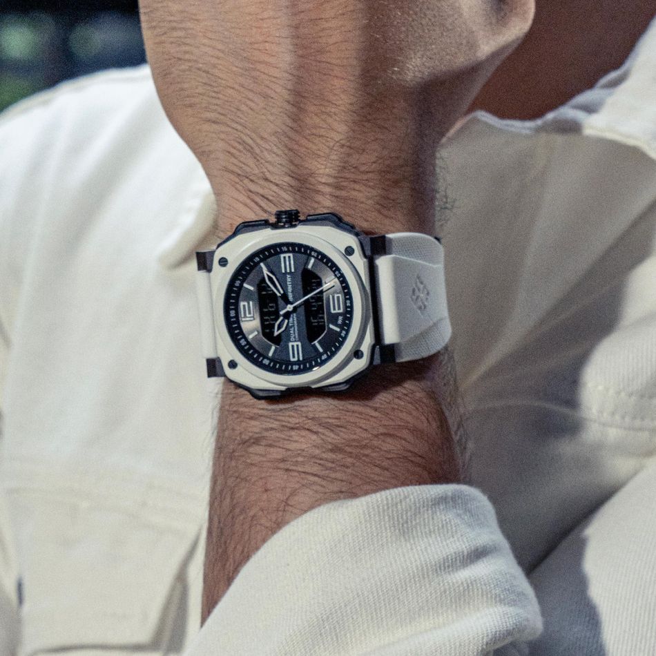 INF4NTRY | REVO47-AD01-WH | 黑面白色方殼腕錶 機械鏤空 男錶實戴細節