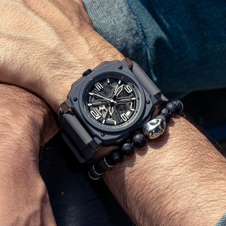 INF4NTRY | REVO47-SKL01-GY | 灰色方殼腕錶 機械鏤空 男錶實戴效果