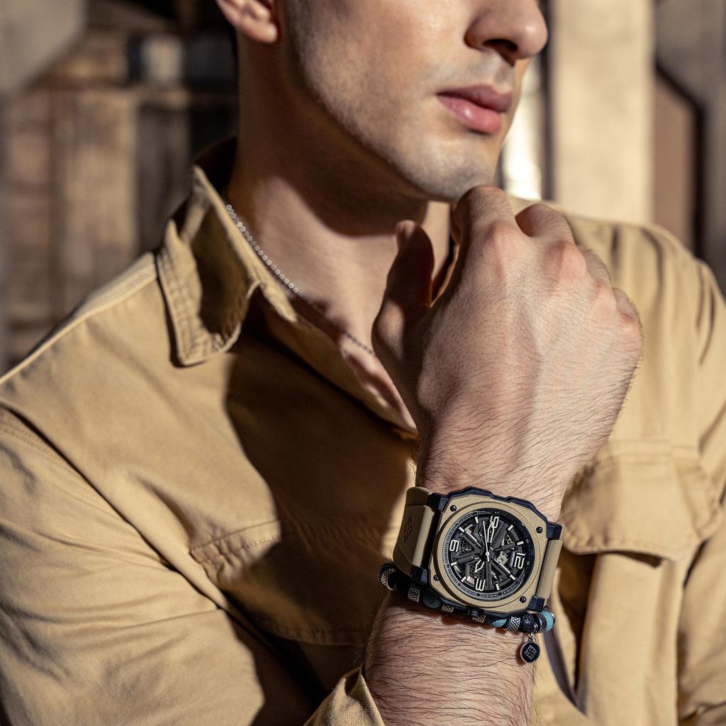 INF4NTRY | REVO47-SKL01-SD | 卡其色方殼腕錶 機械鏤空 男錶實戴細節