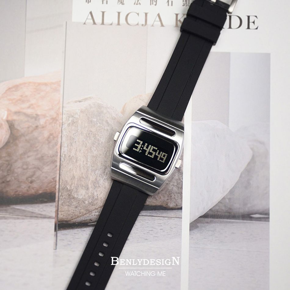 Benlydesign | G100系列 G100S-B | 銀色不鏽鋼太陽能多功能電子錶 黑色矽膠錶帶平攤展示