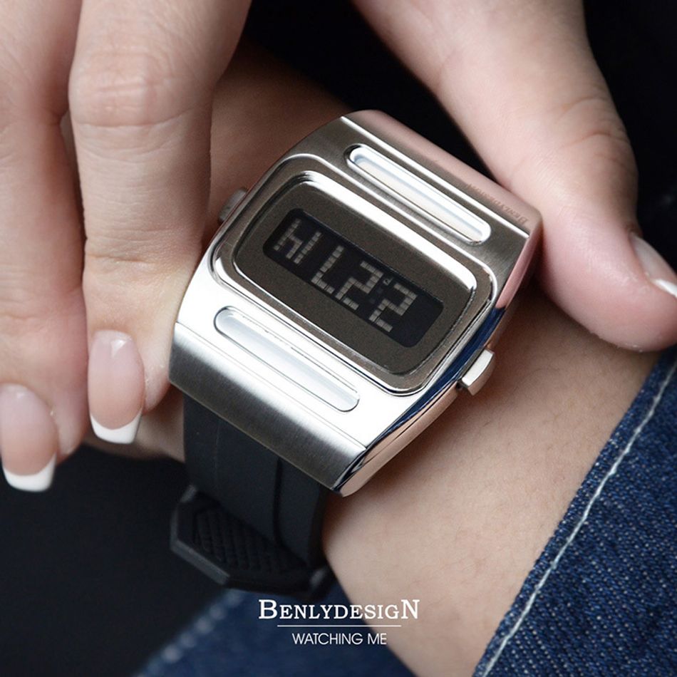 Benlydesign | G100系列 G100S-B | 銀色不鏽鋼太陽能多功能電子錶 黑色矽膠錶帶實戴細節