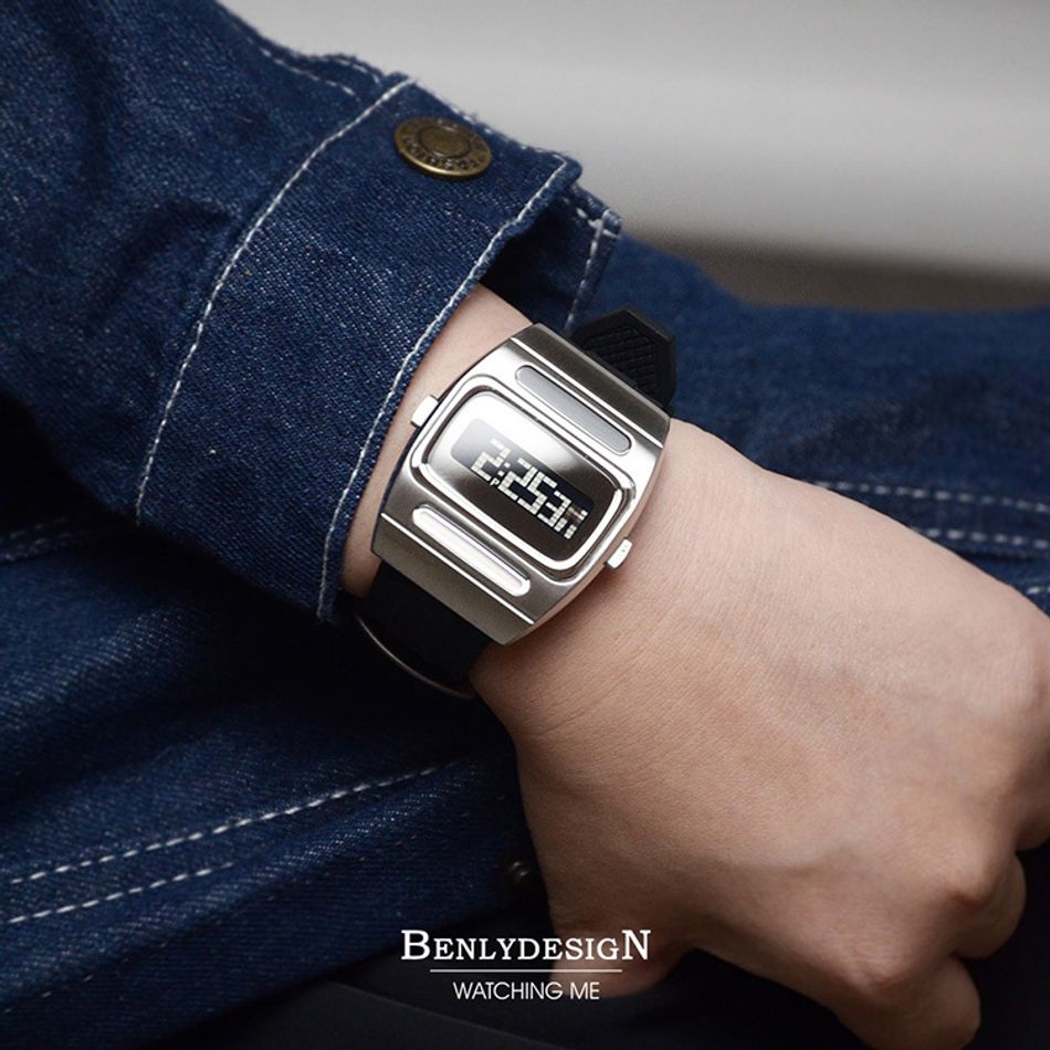 Benlydesign | G100系列 G100S-B | 銀色不鏽鋼太陽能多功能電子錶 黑色矽膠錶帶實戴展示